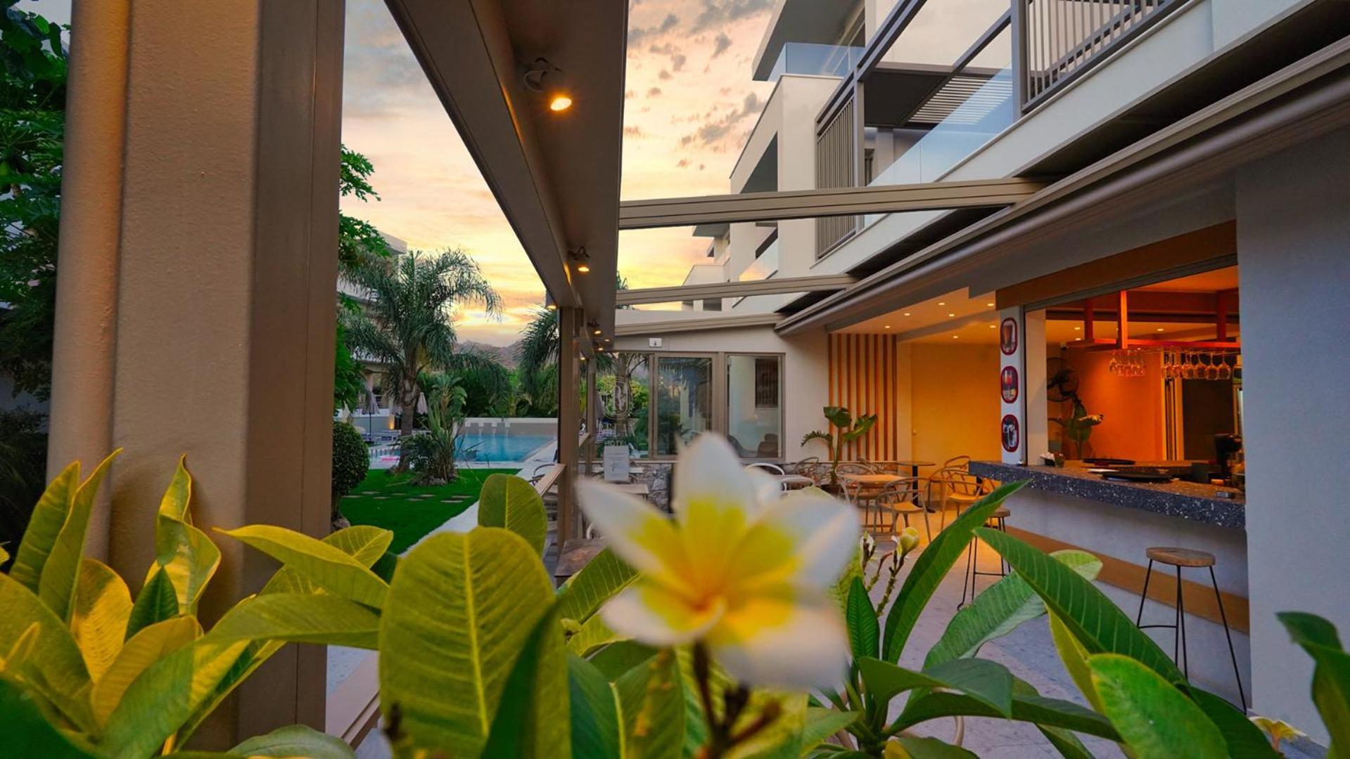 Relax Hotel Palaiochora Exterior photo